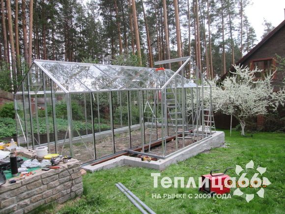 Теплица botanik T с мини-тамбуром под стекло (14 м²)