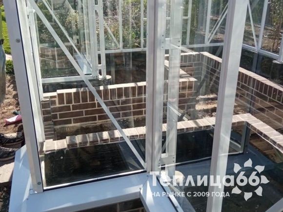 Теплица botanik T с мини-тамбуром под стекло (14 м²)